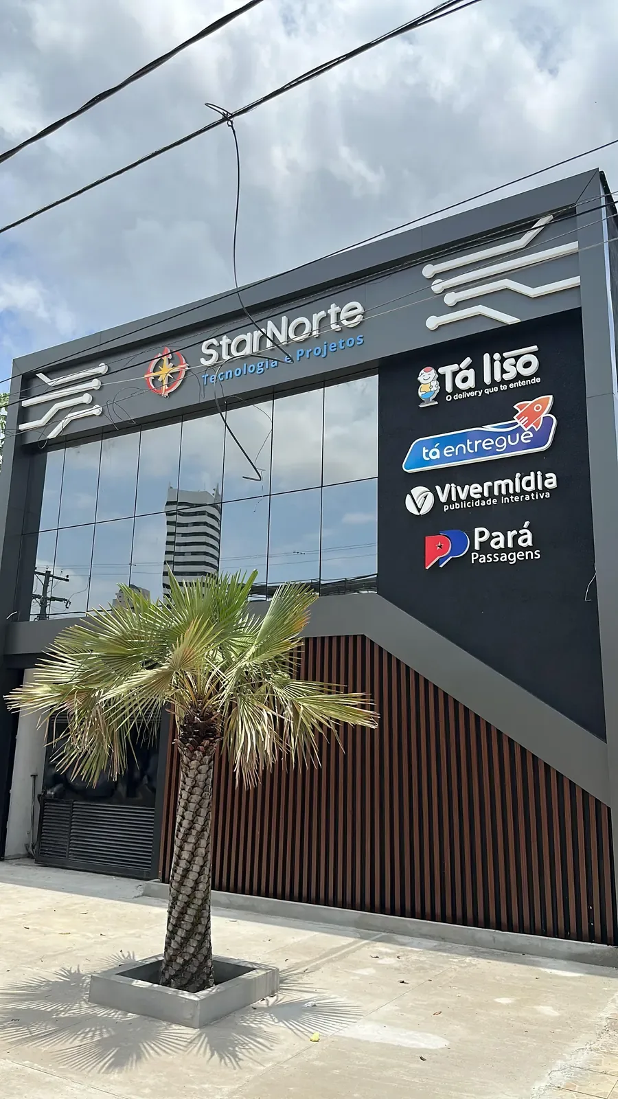 Fachada da sede da StarNorte Tecnologia e Projetos em Belém, com o letreiro da empresa e as marcas Tá Liso, Tá Entregue, Vivermídia e Pará Passagens